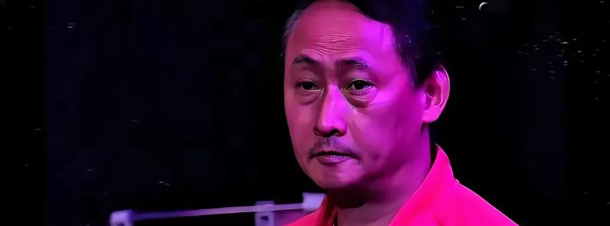张本智和夺冠那一刻，镜头切到他父亲，两行泪直接掉下来，没有擦，就这么挂着。​