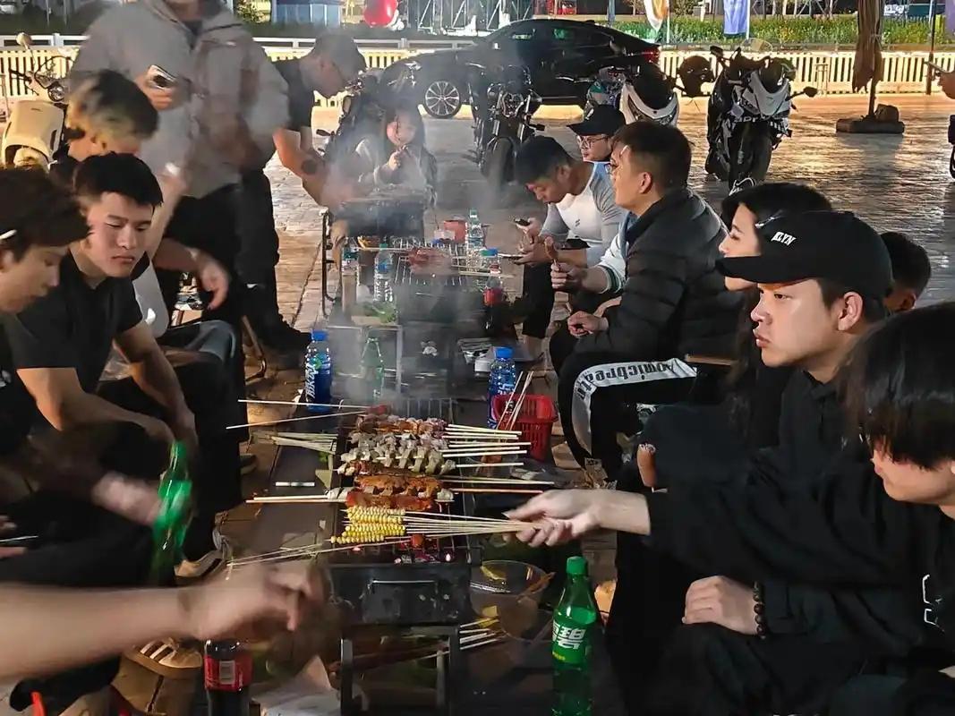 美国人坦言：中国不可怕，可怕的是凌晨三点钟中国街道上还全是人。刷到一个视频，挺