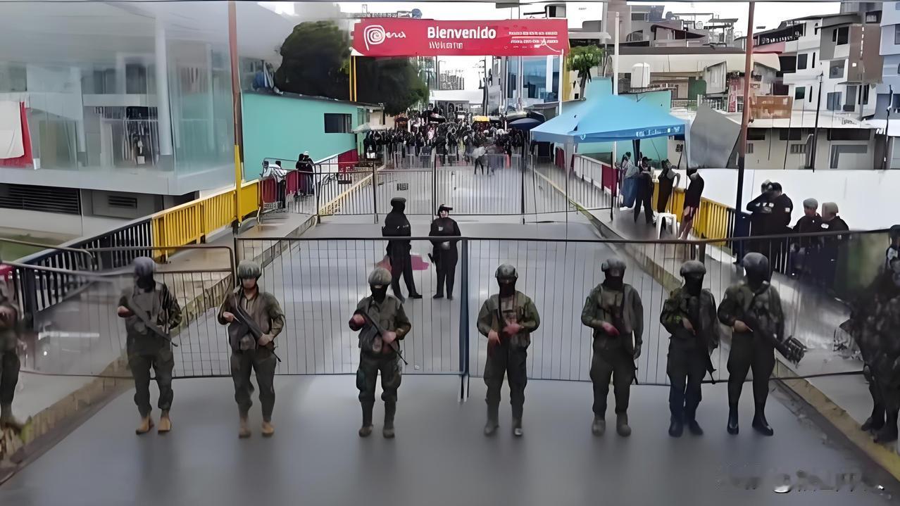 在巴拿马政府人员带着军警强行接管中国香港长和公司在巴拿马运河的2个港口——克里斯