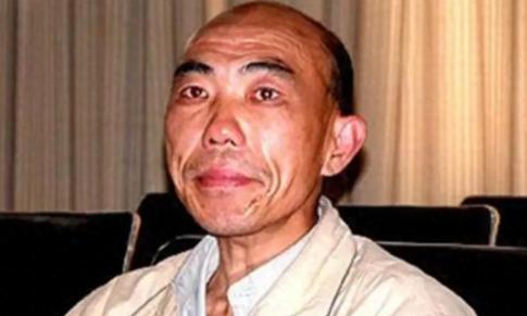 胥敬祥。1991年，他是河南鹿邑县一个老实巴交的农民。就因为在酒桌上脱了件外套，