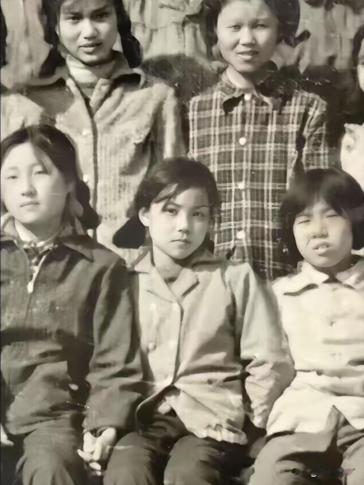 从王靖文到王菲，再到万众瞩目的天后，最后活成随性自在的“爱谁谁”。她从无固定穿搭