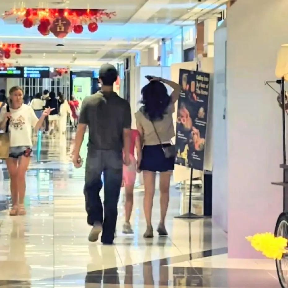 有网友在新加坡偶遇章子怡和醒醒，她这是给自己生了一个小闺蜜啊，姐妹俩手牵手逛街！