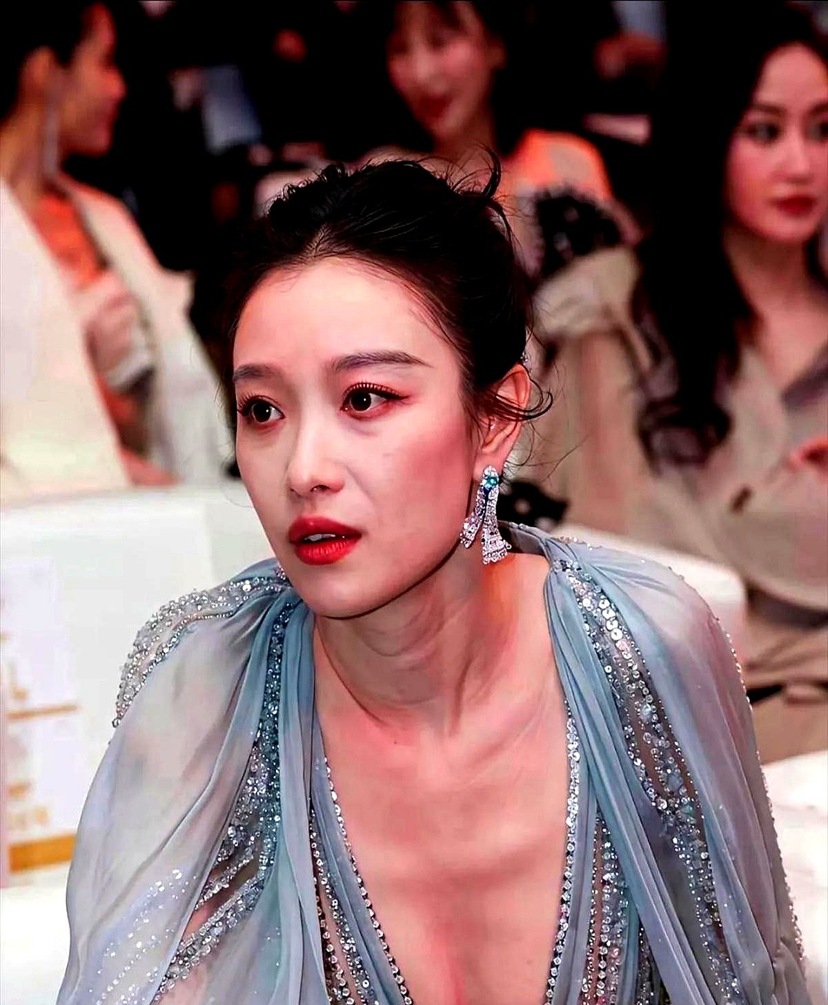 闪光灯狂闪，她连肚子都不吸，就这么松弛地往红毯上一站。冰蓝色薄纱闪钻裙连个裙撑都没有，布料顺着身形直
