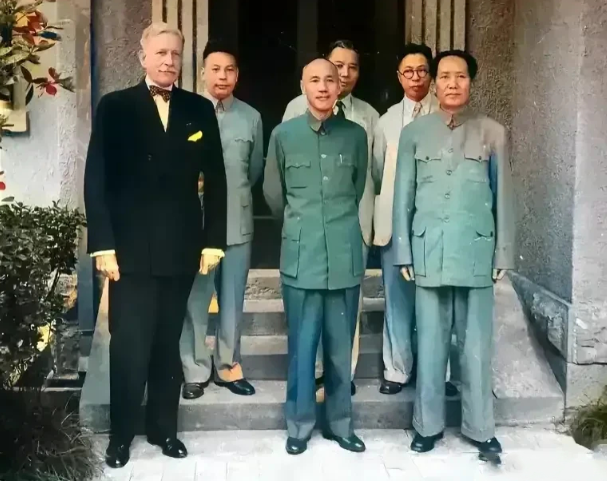 重庆谈判，毛主席与众人的一张珍贵合影，气势不输对方！1945年的重庆谈判意