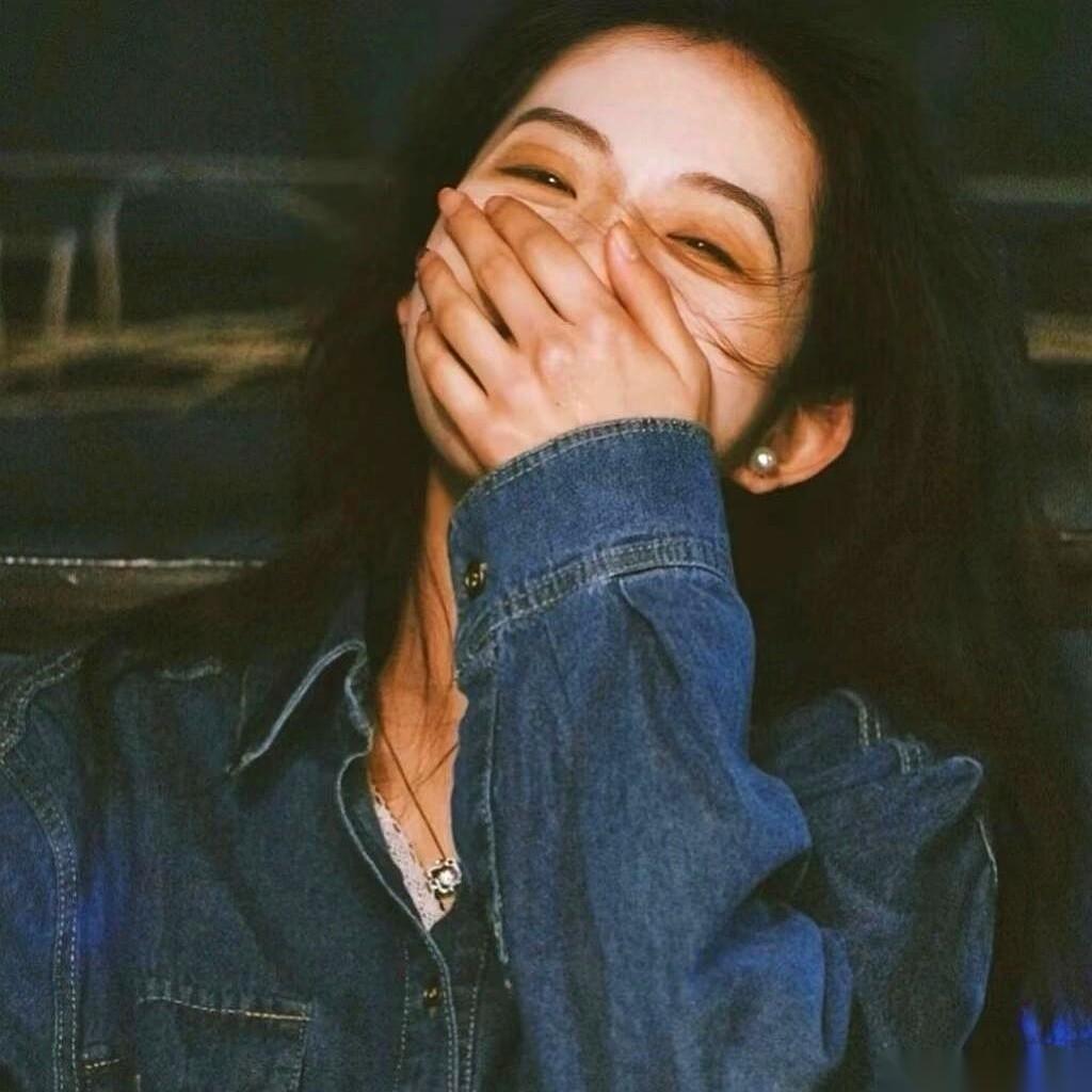 那张体检报告单，他看都没看，直接反手塞给了身后气喘吁吁的儿子。自己一转身，慢悠