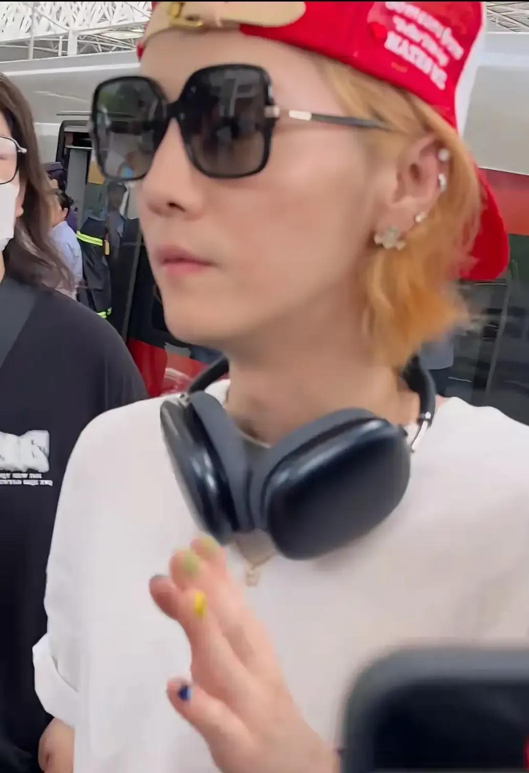 好久不见的鹿晗，怎么瘦到这么可怕，整个人完全脱相了，完全不像一个偶像明星该有的样