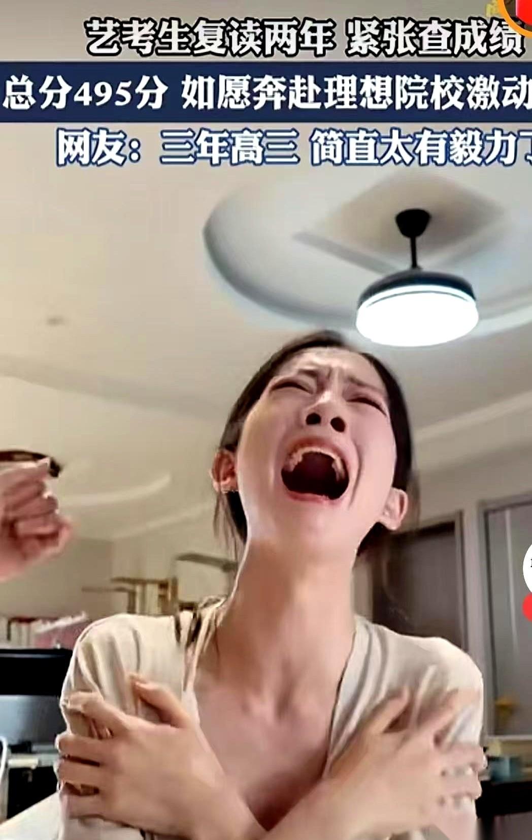 一部手机，被哆嗦着塞进亲妈手里，活像个刚拉了引信的炸弹。这是她第三次高考。亲