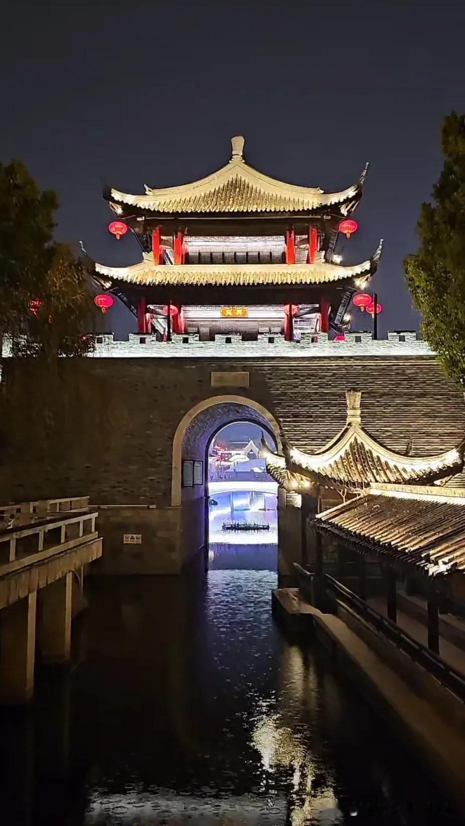 古风建筑夜景，水光倒影，如梦如幻！城楼美景古城，夜景好美湖心亭观夜景