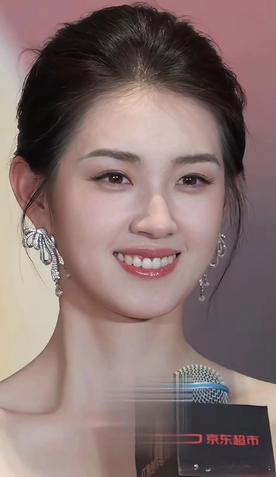 郭宇欣这脸真的很有辨识度，侧颜也好美，笑起来很像孙艺珍