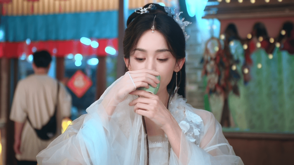 娜扎古装怎么美成这样月白裙配素净发饰，娜扎站在那像块润透的白瓷，清冷里裹着温婉