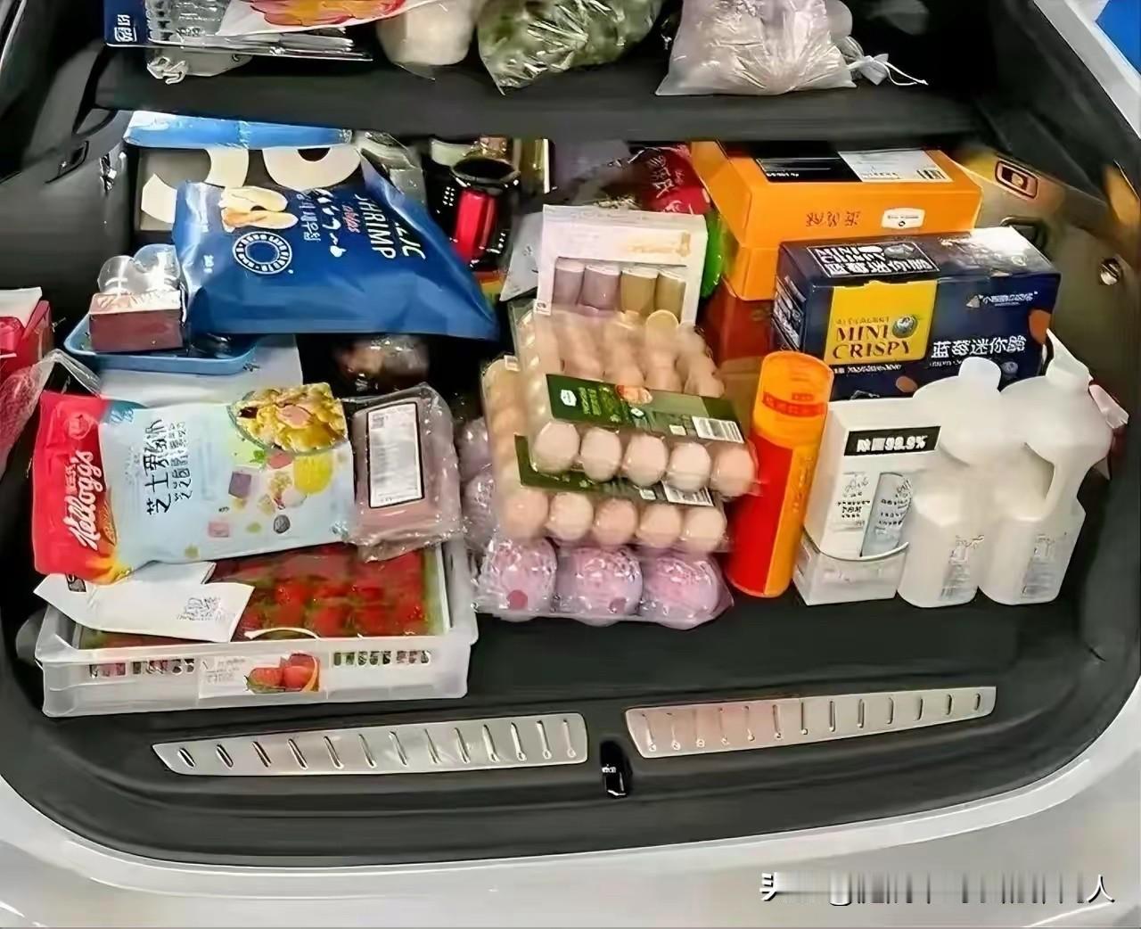 发现了没有？现在出门的姑太回娘家时，尤其是70后80后的，都是大包小包的往回带