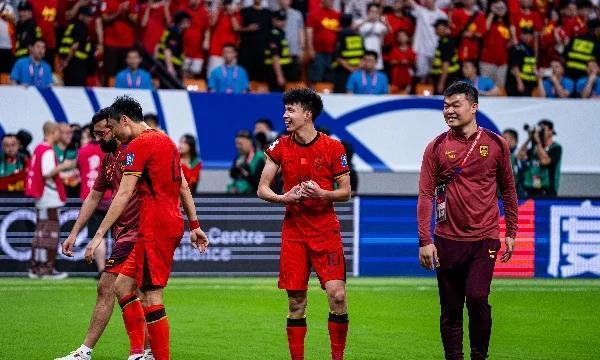 很多人纳闷，为什么业余联赛踢的比中超和国足都好？因为职业球员和业余球员差距没那么