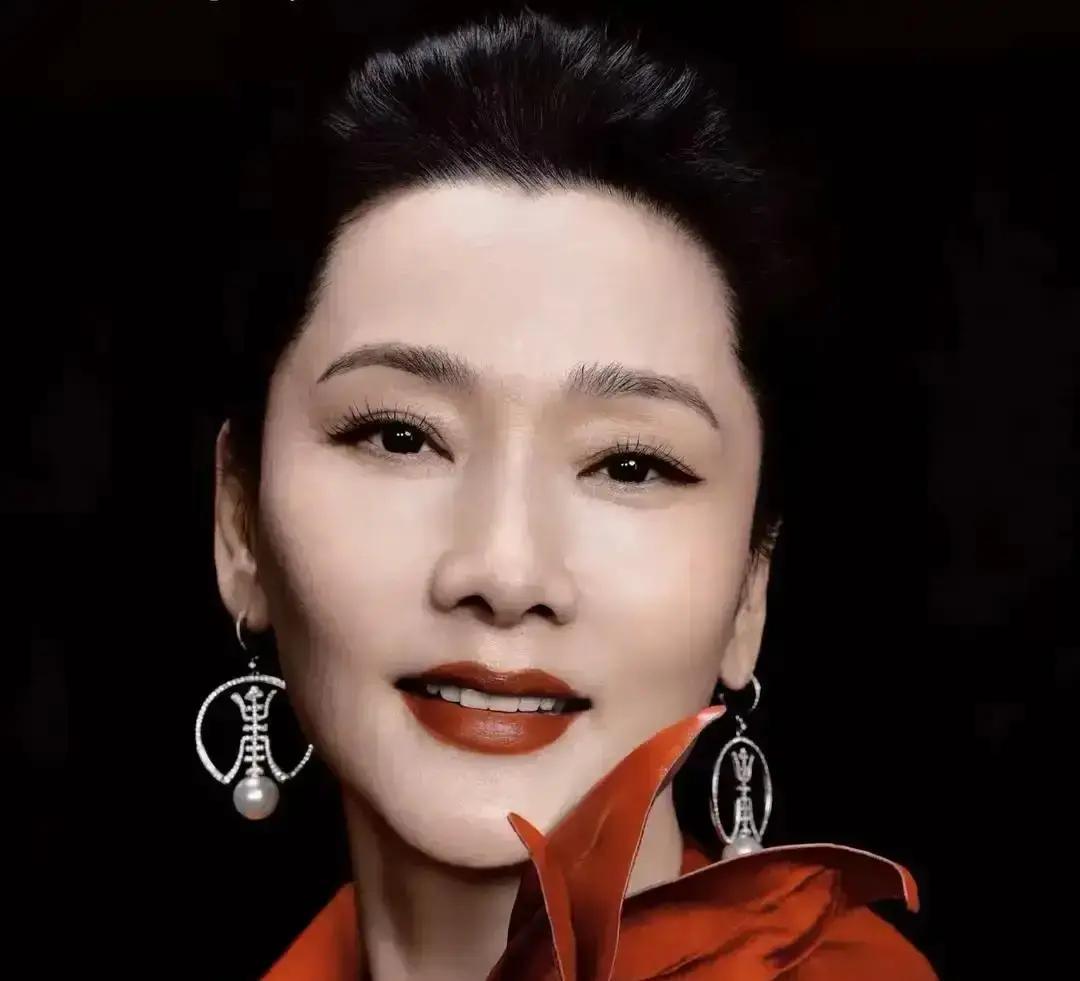 56岁何赛飞在节目里被刘嘉玲“逼问”：演戏几十年，就没被帅哥电到过？她先点