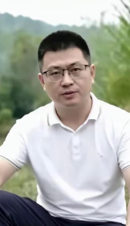 最近全网都在扒无锡这起婚外胚胎事件，有人翻出了目前能看到最清晰的唐明杰照片，从面