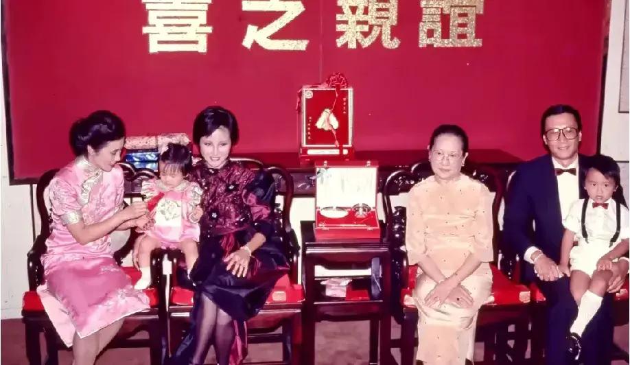 1983年，满一周岁的谢婷婷认汪明荃做干妈时的留影。照片中的大人和孩子，大多都