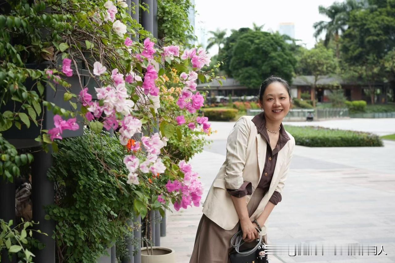发现没一个女人，特别是上了50的女人完全没有发福的迹象，身形匀称又挺拔，腰腹