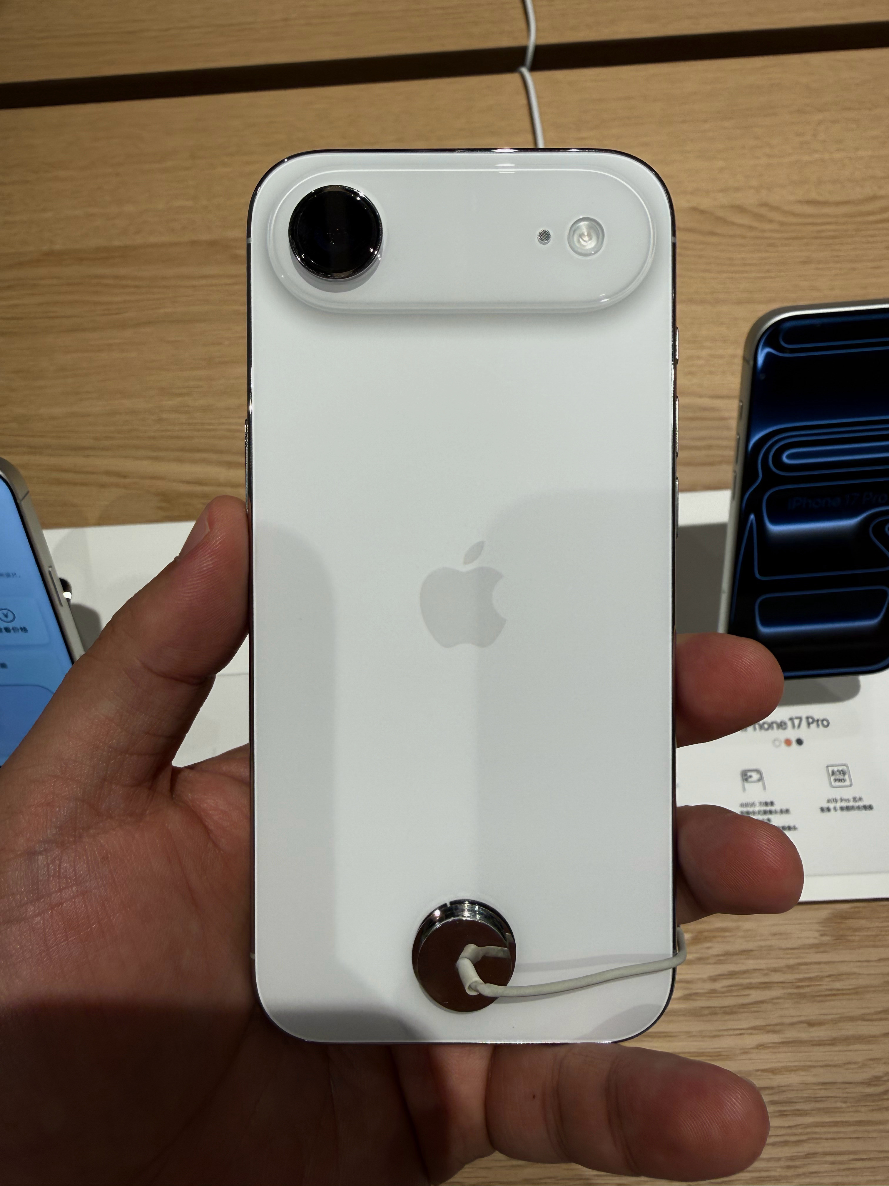我以为我会特别想买iPhoneAir，摸了摸，好像我也原意接受更厚一点的普通i