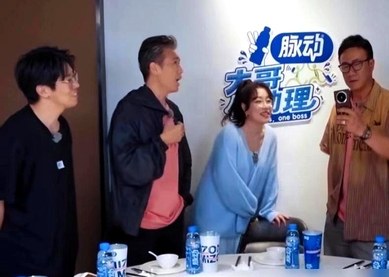 荧幕上杀伐果断的硬汉，私底下居然连亲闺女的电话都打不通。片场休息时，胡军攥着手机连拨好几通，屏幕亮了