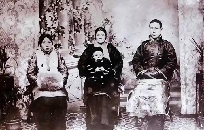 1901年冬，14岁的蒋介石和19岁的毛福梅拜堂成亲，主婚人刚喊完“送入洞房”，
