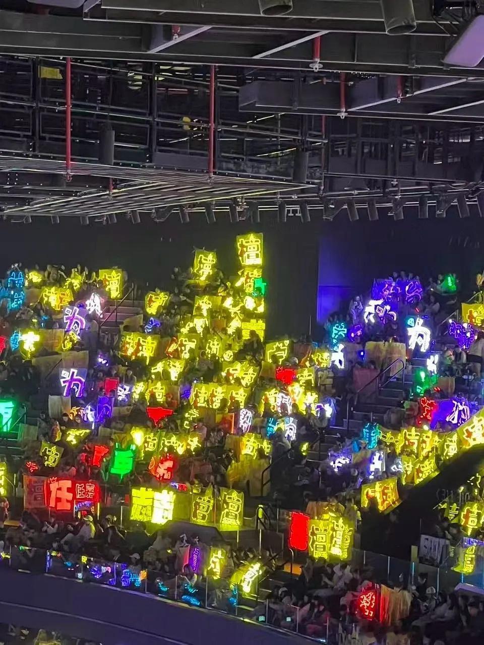 檀健次黄海来了，看了现场直播，🥝给了好多观众席镜头