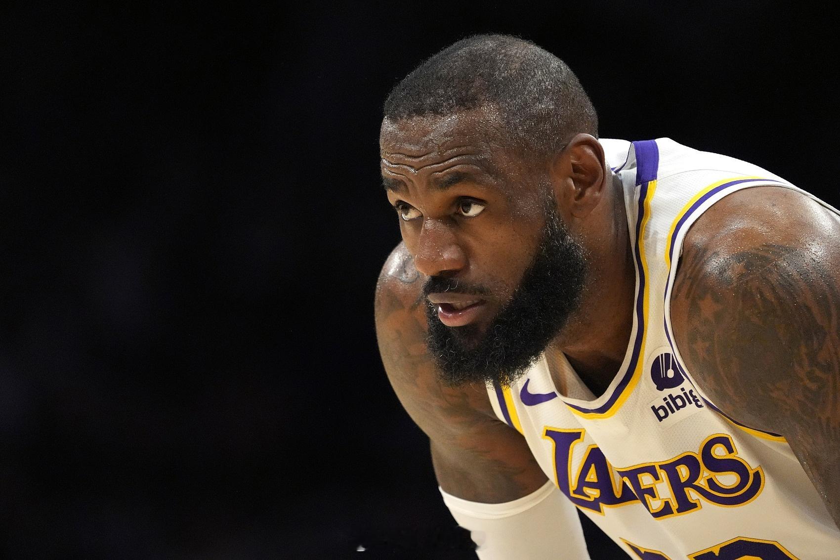 巴克利：不是詹姆斯离开湖人是湖人不要他了近日，NBA名宿巴克利在《TheBi