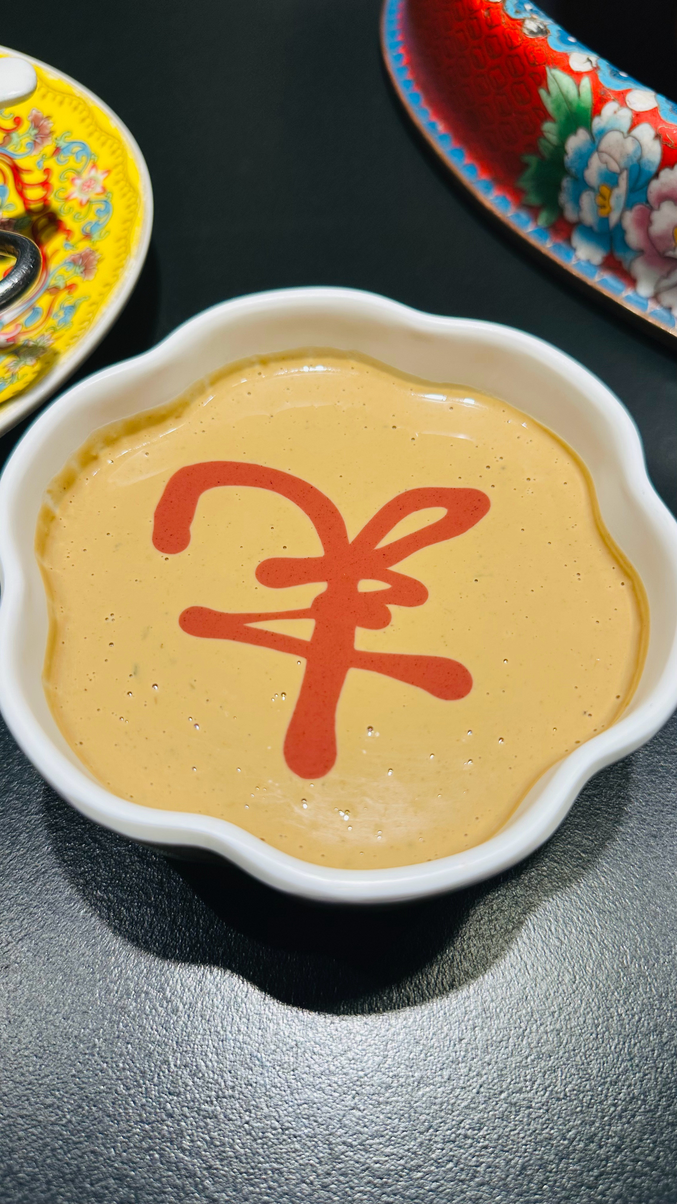 晚上涮个锅子现在麻酱都这么潮了？拿着酱豆腐汁来个拉花？[笑着哭][笑着哭]