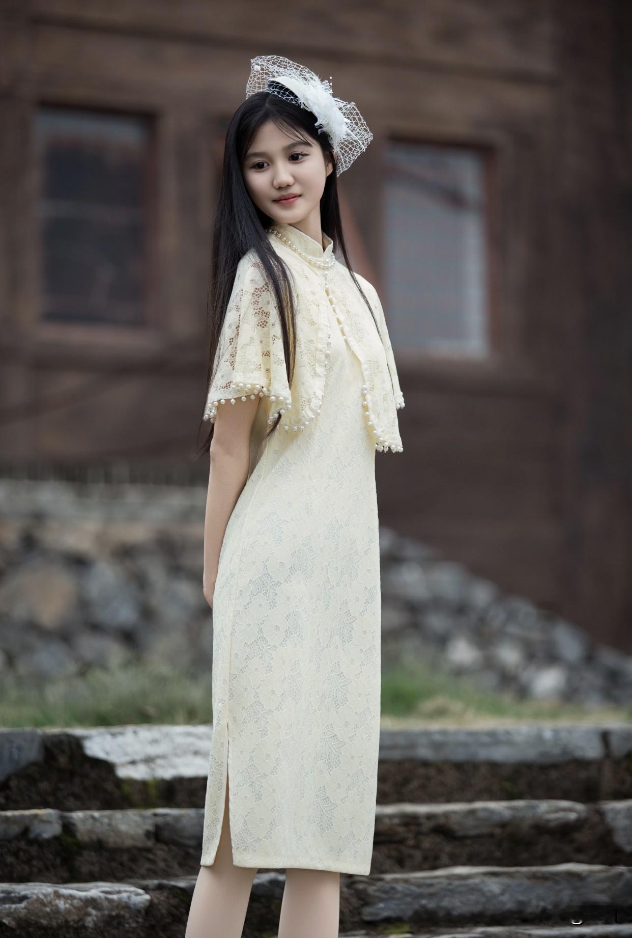 怎样穿搭知性又显身材?旗袍加披肩旗袍加披肩这搭配，简直是知性显身材的绝配！旗袍那