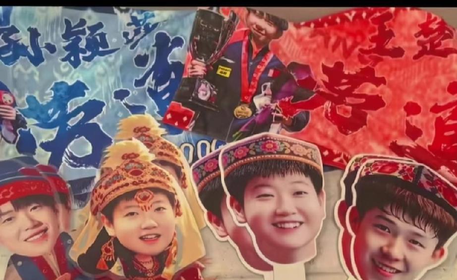 乒超联赛新疆站的粉丝应援牌主打一个入乡随俗新疆乒超的应援牌漂亮又可爱，很有当地