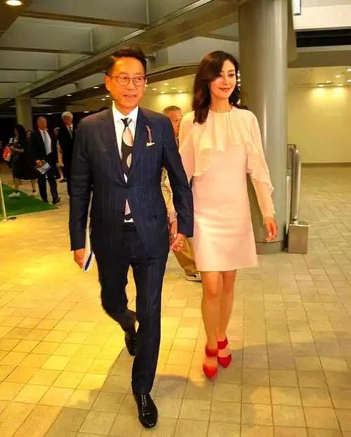 全夫带新婚妻子回门挑信，何超琼只用一张纸就令对方当场下不来台。 2018年，