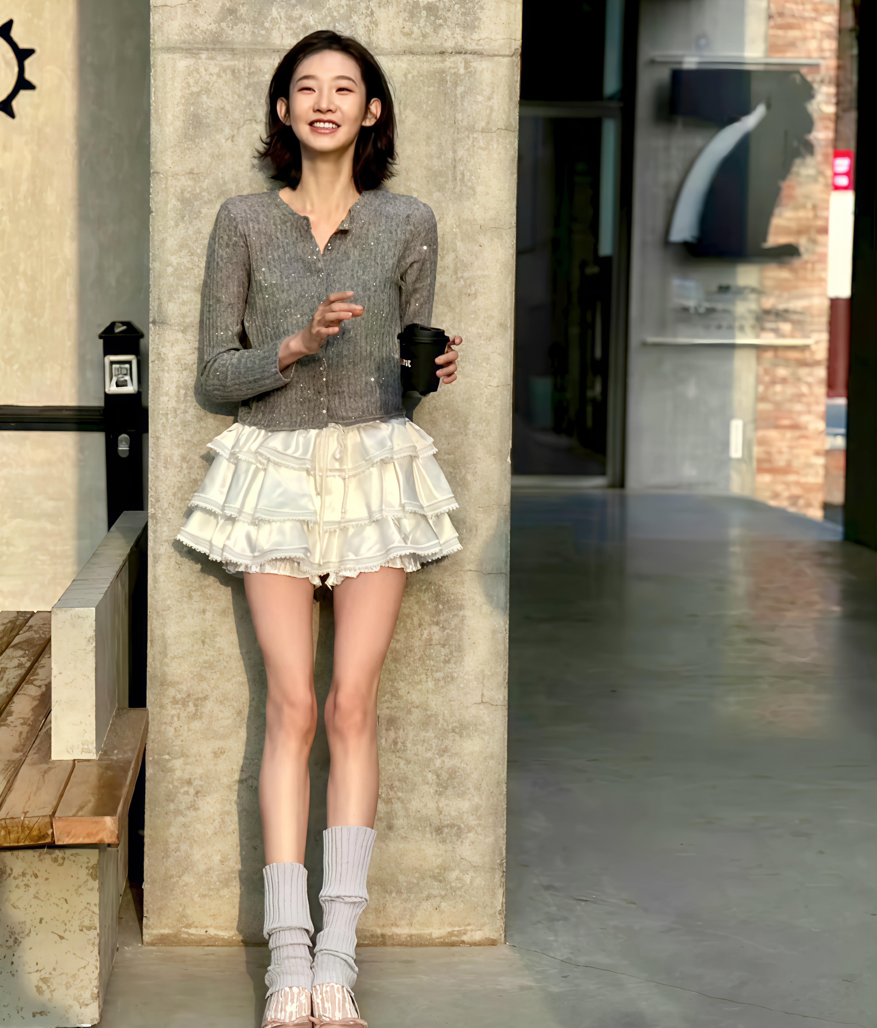 好喜欢张艺凡这套衣服，但是只有我觉得鞋子不太配吗？