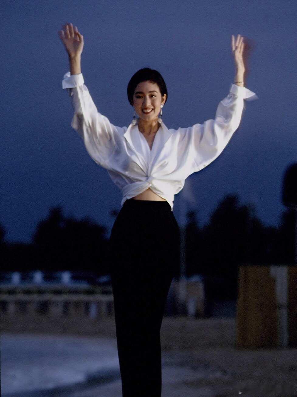 巩俐戛纳白衬衫返场没有高定珠宝，只有干净白衬衫与黑裤，巩俐将东方美学的极简高级