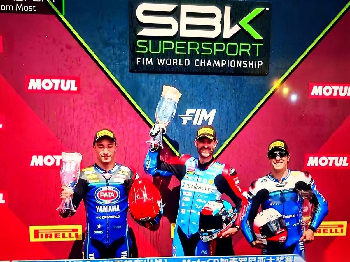 WSBK捷克站的领奖台，第二名比第一名还抢镜。冠军德比斯举着奖杯，香槟沫子糊了