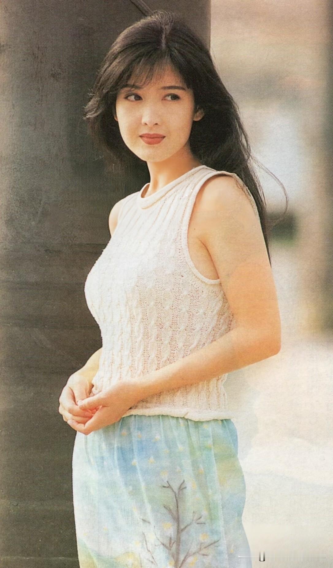 周慧敏美照～在那个没有美颜滤镜的年代，她的美是真实的，是经得起时间考验的港风经典
