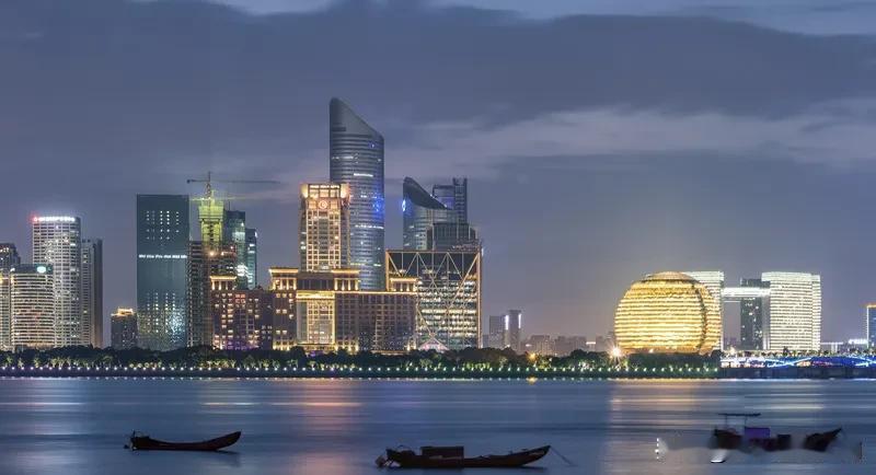 杭州城市的发展真是让人惊叹！以前市中心就武林广场那一小块，现在钱江新城、未来科技