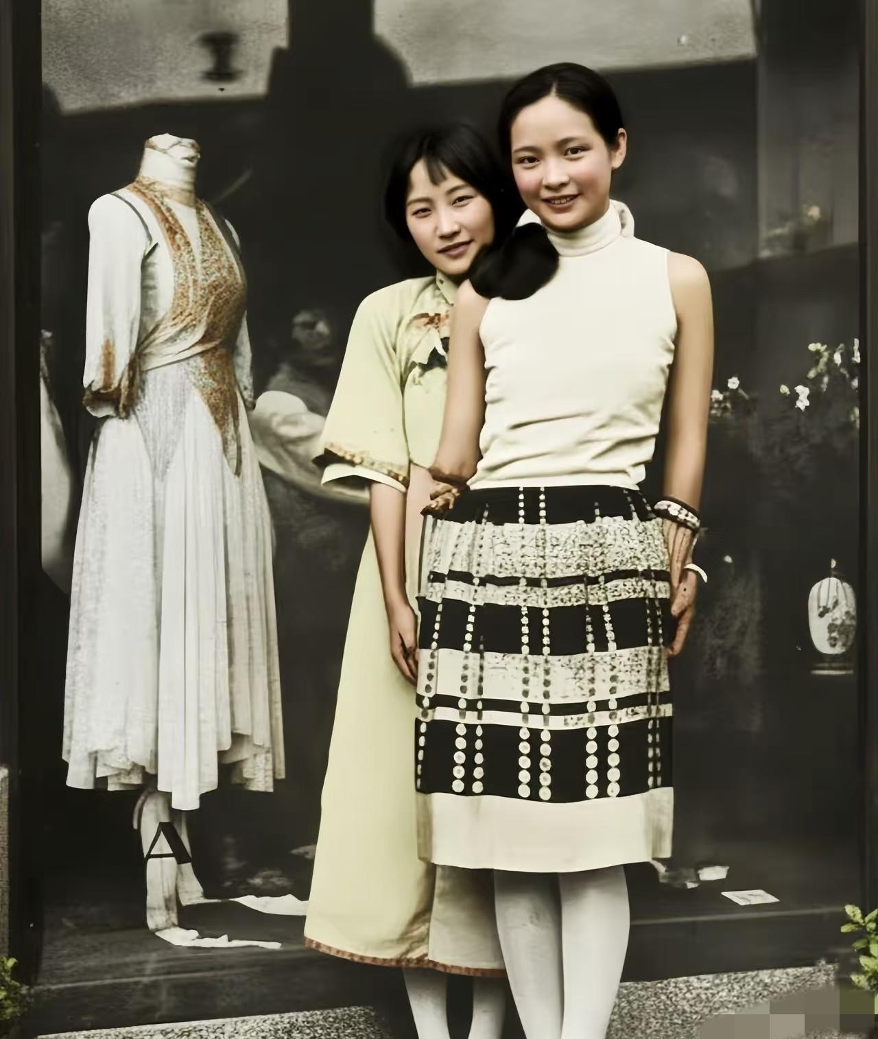 1927年上海云裳时装公司开业当日，民国两大顶级名媛唐瑛（右）与陆小曼（左）在