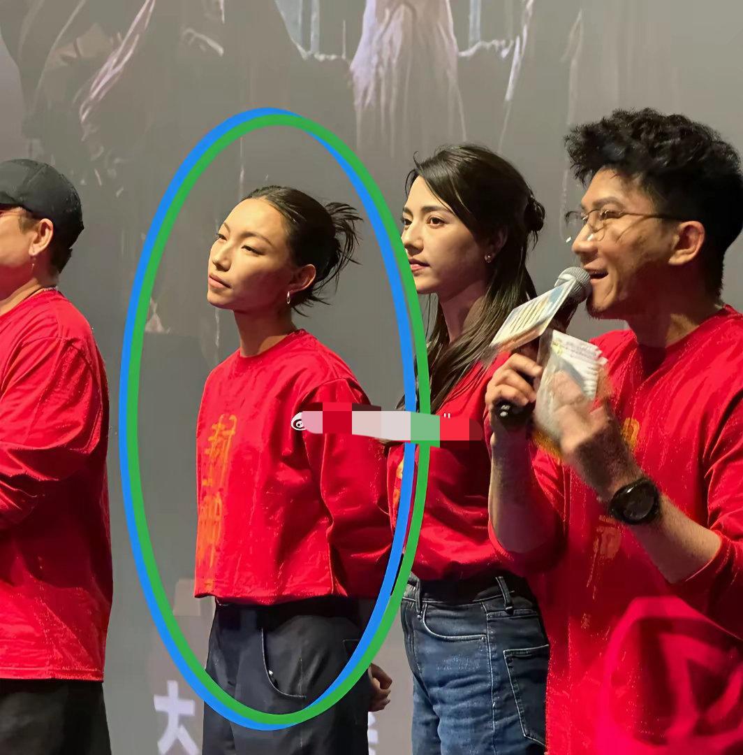 我给我奶奶看了那尔那茜的视频我奶奶看了沉默了一会儿开口说了一句让我万万没想到