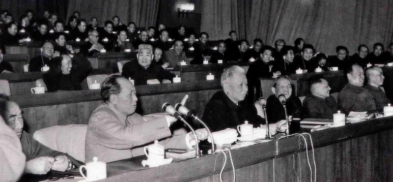 1962年1月，七千人大会会场，毛主席边打手势边讲话，大家都在全神贯注地听。毛主