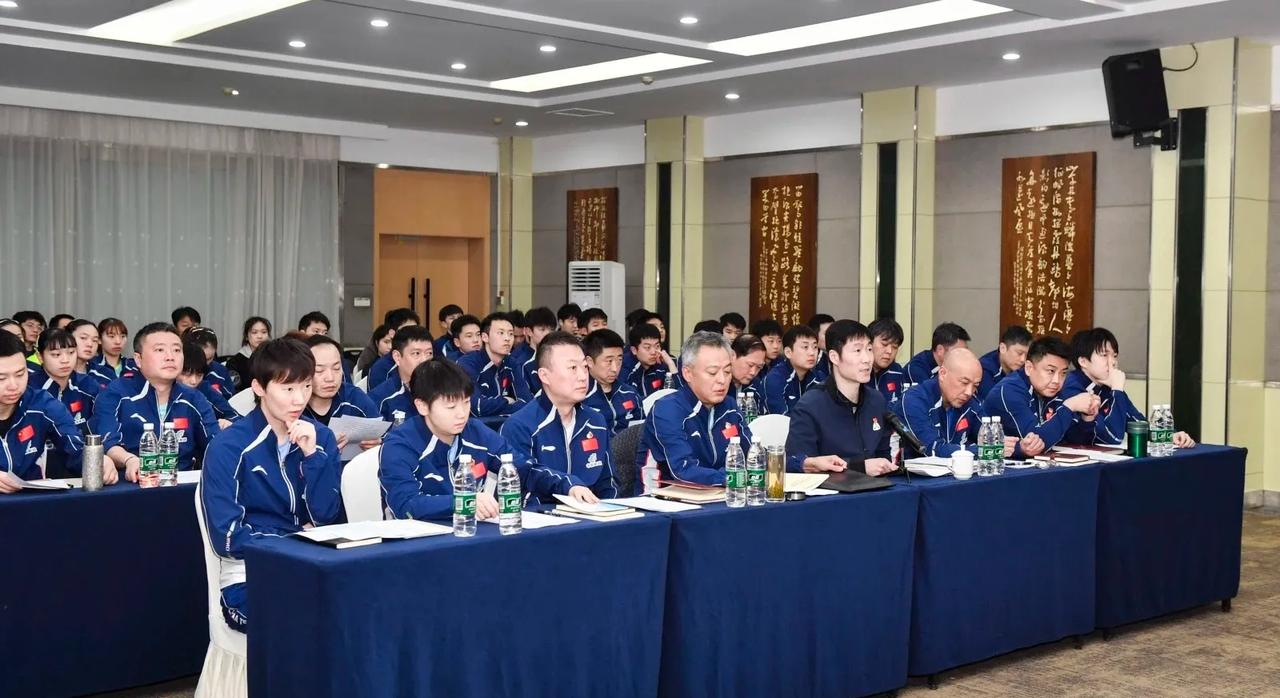 冠军赛回来国乒开会了，海产姐妹和大头都和领导一起在第一排。曼昱手托下巴认真听。