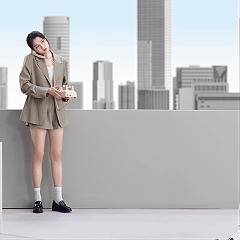 关晓彤新年超美形象大片在多变的造型背后，不变的是关晓彤日益舒展的状态。她正在将