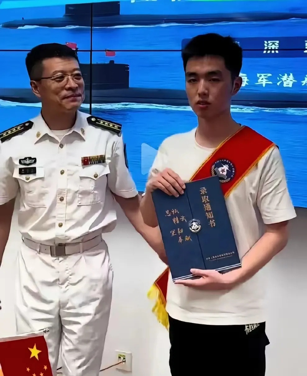 这白色衬衫是海军的服装不，真帅气，小伙子考上海军院校了吧！其实，海军的白