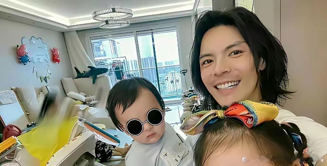 向佐每次晒自拍，家里都乱得特别真实…实在看不懂有钱人的生活，这反差也太大了