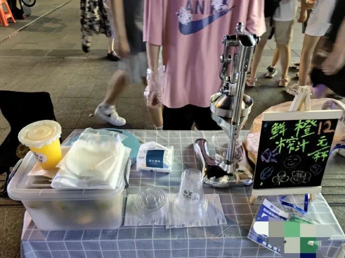 朋友在步行街卖橙汁都快倒闭了！
