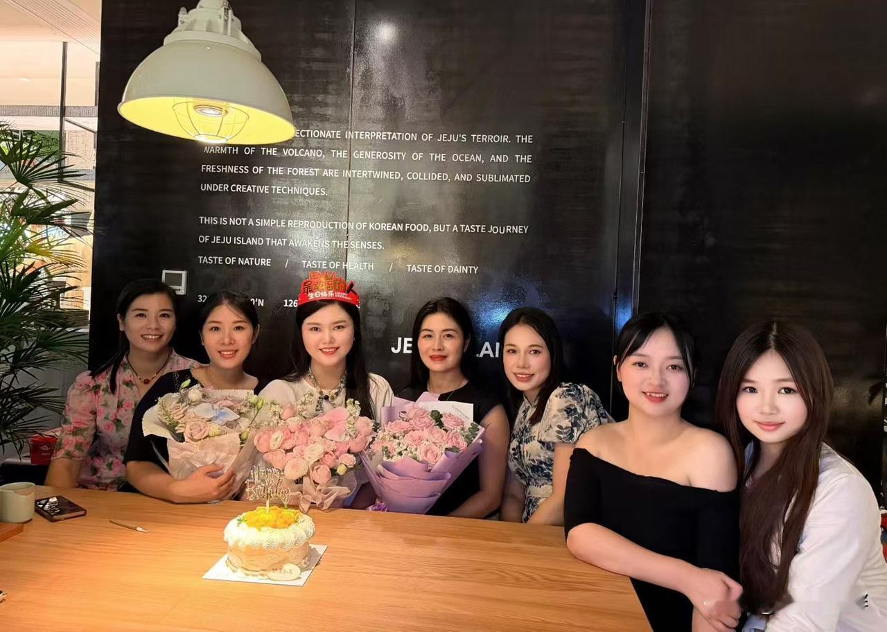 这是我们公司的七仙女，个个貌美如花、光鲜亮丽，有三四十岁的少妇，也有二十岁出头的