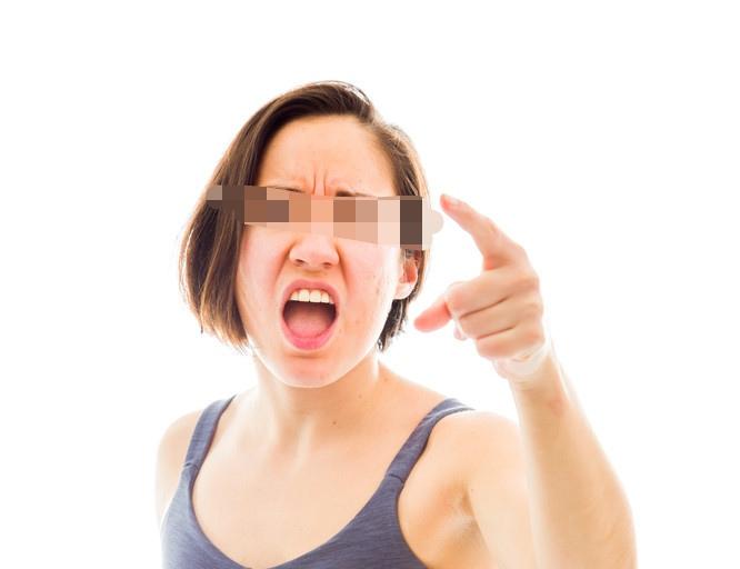 “这就是嘴欠的代价！”江苏南京，一女子突然来到餐厅，看店长不顺眼，竟以“老板娘”