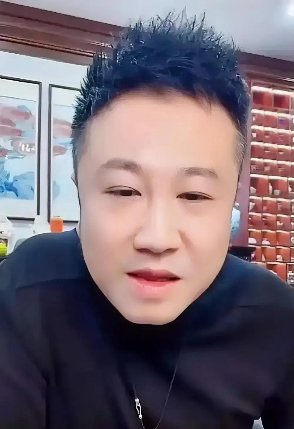 顽皮哥想拿老搭档郑好开刀立威，结果踢到铁板。网传他去年起嫌郑好不够火，向社里递