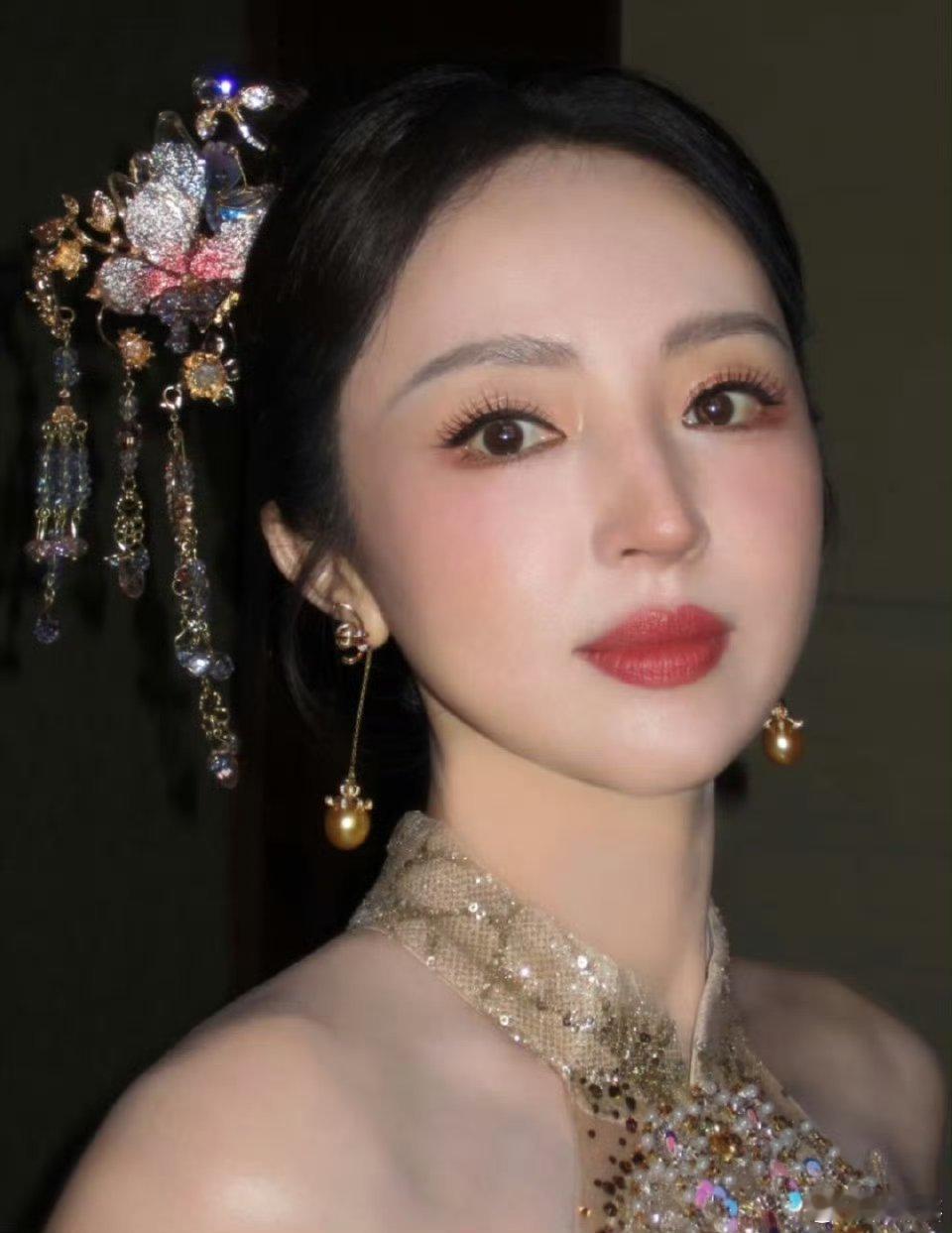 董璇婚纱照妆容的婚纱照🎥，穿的是中式礼服，她的妆容很传统，很雅致，化妆过程