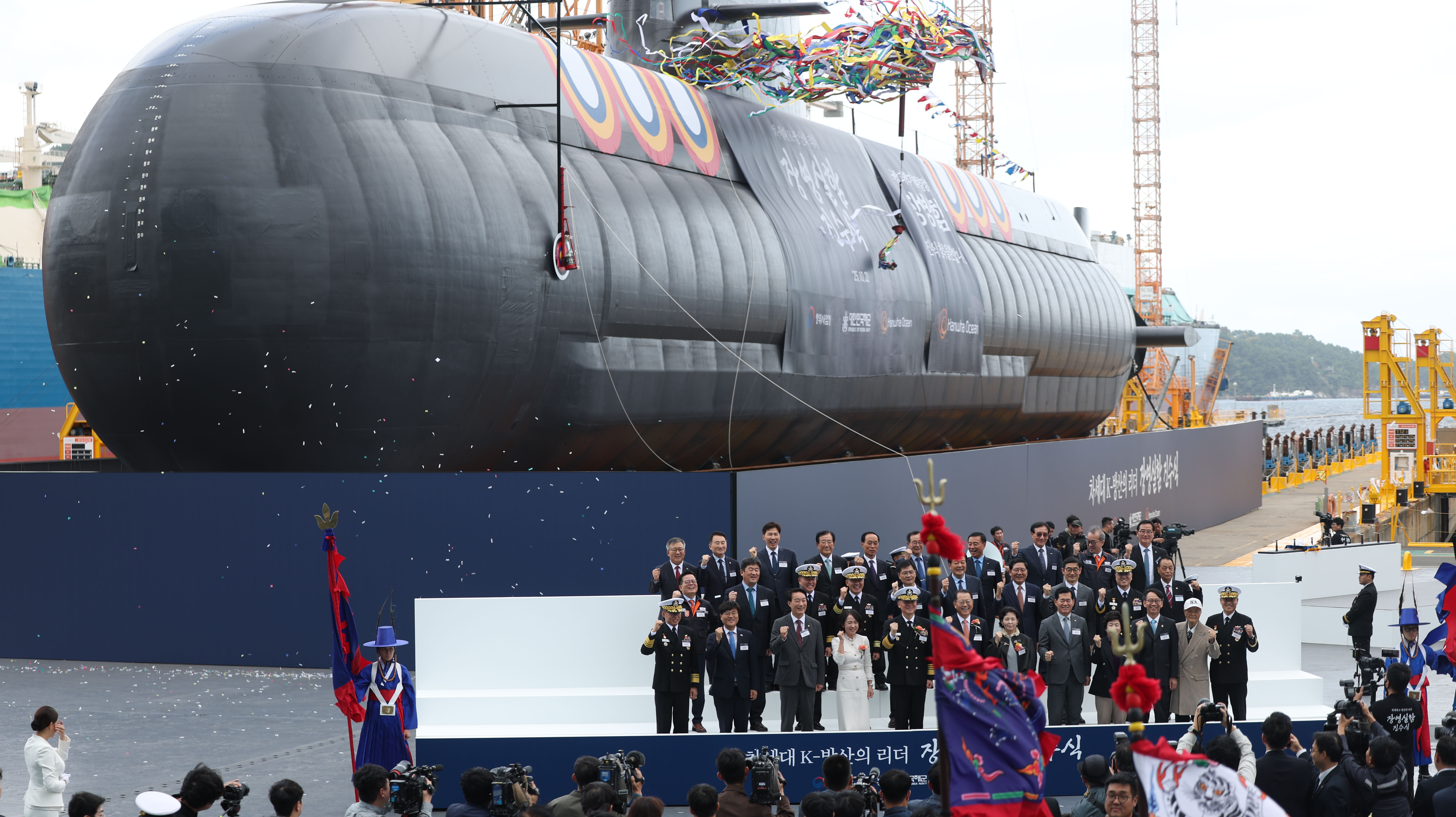 韩国海军最新型的KSS-III型第二批次“蒋英实”级常规潜艇（图1-图3），该型潜艇携带10单元直径