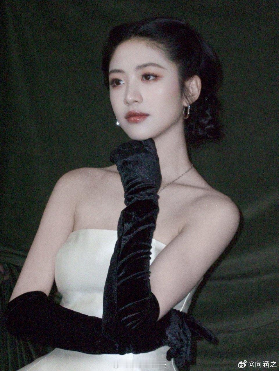 派酱安利向涵之大花气质现在有种千帆过尽的美，气质完全沉淀了，知性清冷美浓郁