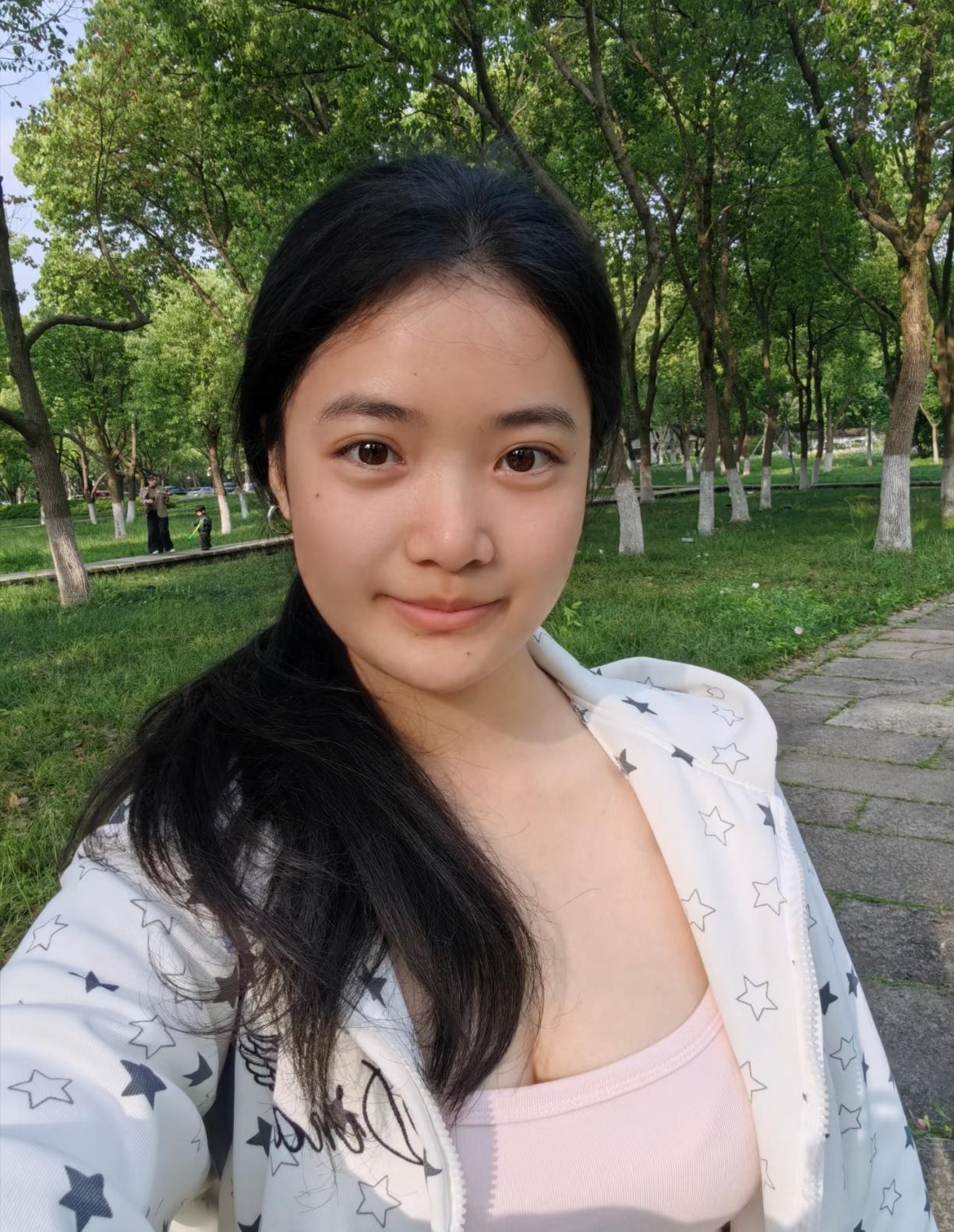 女孩虽然不美，但肯定会让你心动。