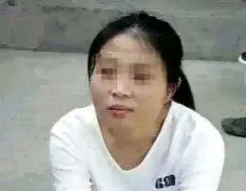 2004年，方晓红被执行注射死刑前，留下最后一张照片：身穿白短袖、脚踩拖鞋，神情